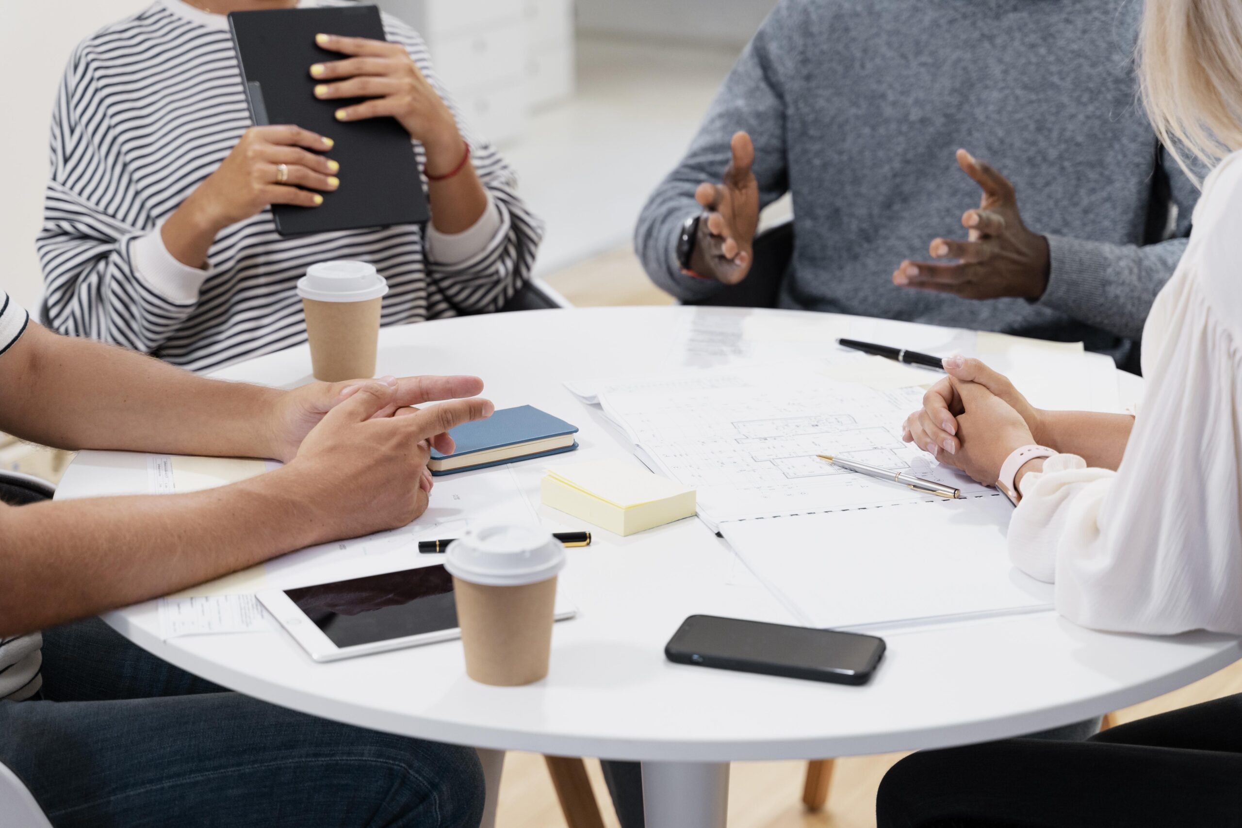 cerca-de-jovenes-colegas-que-tienen-una-reunion